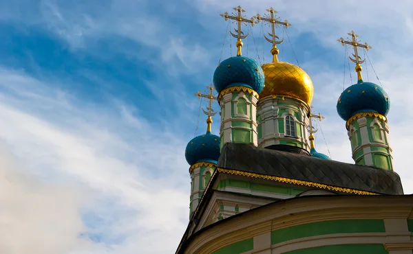 Cúpulas ortodoxas de igreja russa e nuvem no céu — Fotografia de Stock