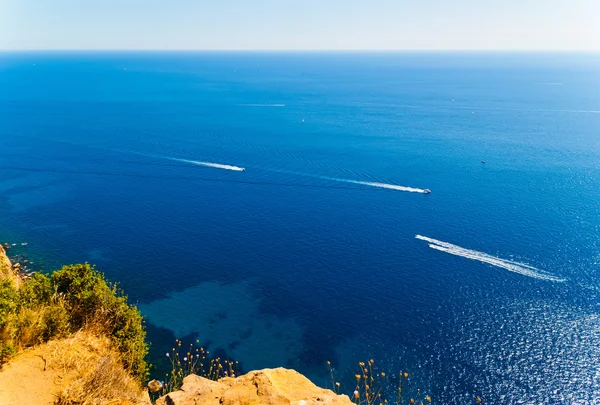 Boote im Mittelmeerblick von hohen Felsen — Stockfoto
