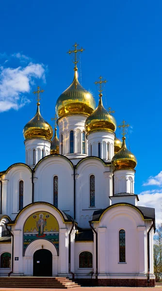 Klassieke orthodoxe kathedraal met gouden koepels — Stockfoto