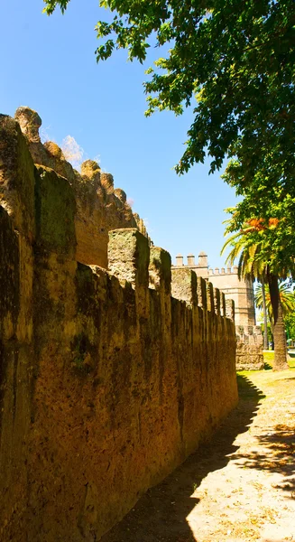 Murów średniowiecznej fortecy muzułmańskiej w sevilla — Zdjęcie stockowe