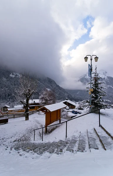 Escada gelada e nevada na cidade alpina — Fotografia de Stock