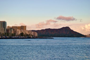 Diamond head ve honolulu alacakaranlıkta