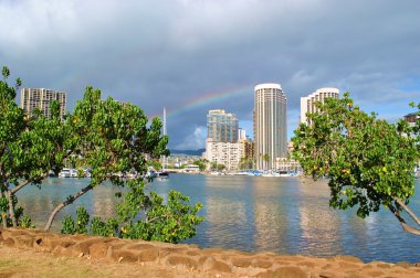 Gökkuşağının üstünde honolulu