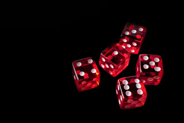 5 rode dobbelstenen in een hoek — Stockfoto