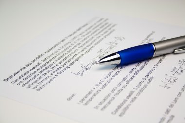kalem bir bilimsel kağıt görüntüsü üzerinde yalan