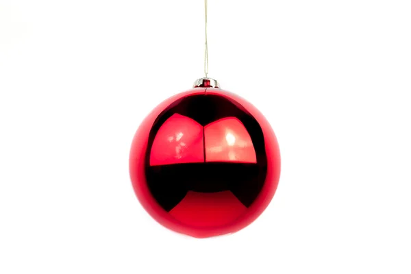 Isolerade slät blank röd jul boll — Stockfoto