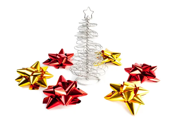 Weihnachtsbaum mit roter und goldener Schleife — Stockfoto