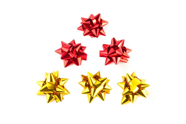 Різдвяна ялинка з золотих і червоних луків — стокове фото