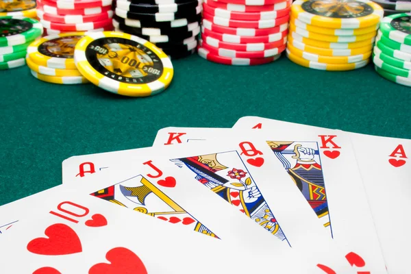 Poker, floş royal ve odaklanmamış kumar fişleri — Stok fotoğraf