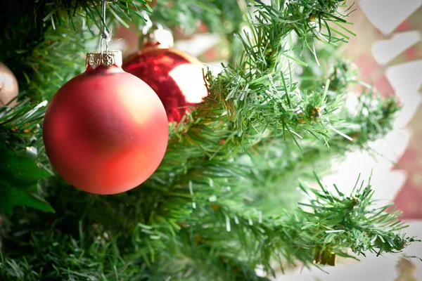 バック グラウンドでツリーとクリスマスの飾り — ストック写真