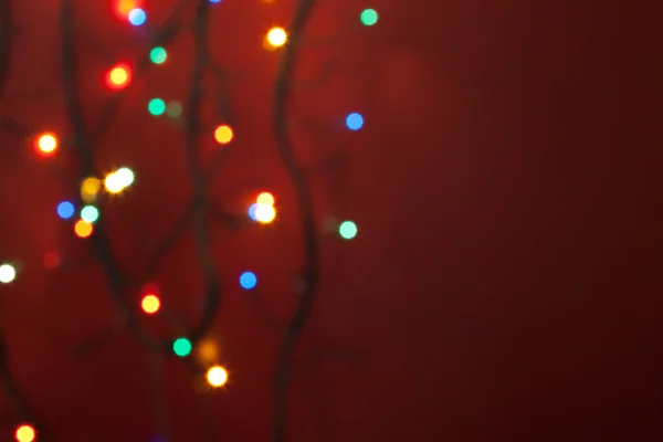 Defokussierte Weihnachtsbeleuchtung mit rotem Copyspace — Stockfoto