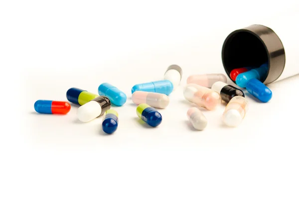Pílulas coloridas no fundo branco — Fotografia de Stock