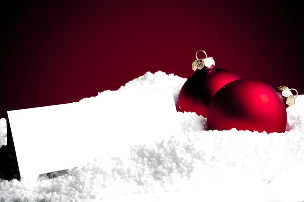Kar üstünde Noel topları ile tebrik kartı — Stok fotoğraf