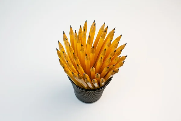 Närbild på en behållare fylld med pennor — Stockfoto