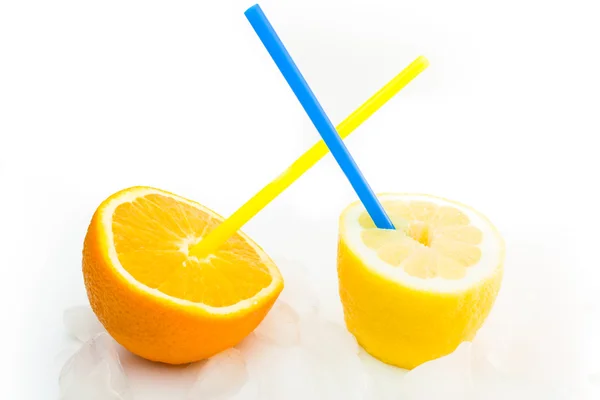 Frischer natürlicher Zitronen- und Orangensaft mit Eis — Stockfoto