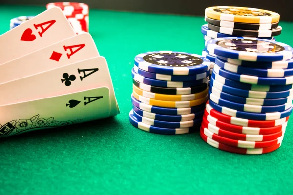 Fichas de poker y ases de poker — Foto de Stock
