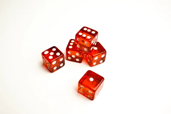 Detail van vijf rode dobbelstenen op witte achtergrond — Stockfoto