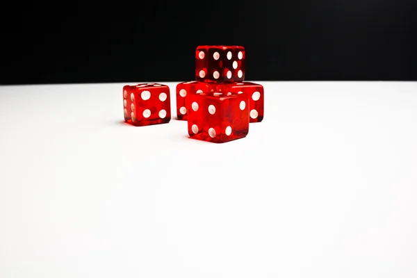 黑色和白色背景上的五个红色骰子的详细信息 — 图库照片