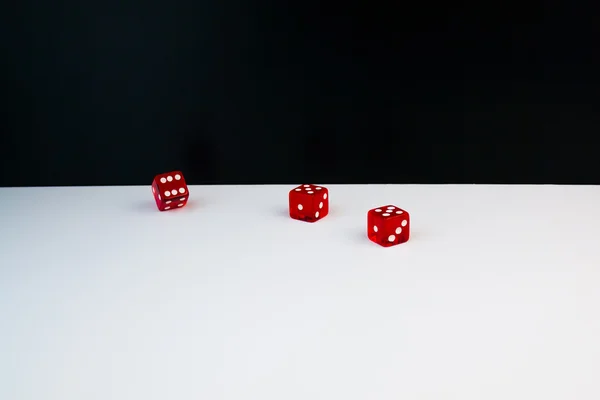 黑色和白色背景上的三个红色骰子的细节 — 图库照片