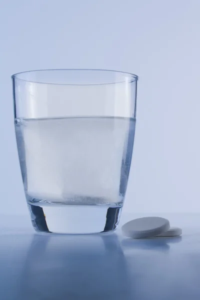 Tablette ins Wasser gefallen — Stockfoto