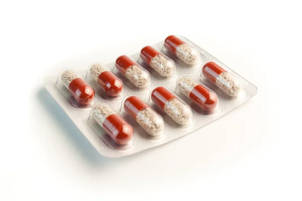 Embalagem de blister de comprimidos vermelhos isolados — Fotografia de Stock