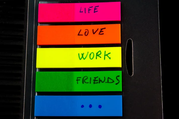 Post-it med orden liv kärlek arbete vänner — Stockfoto