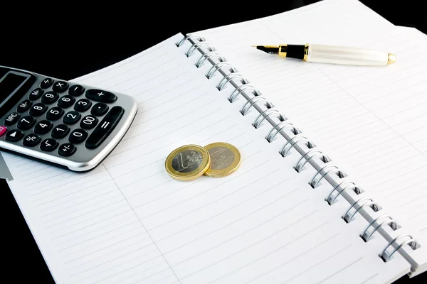 Calculadora, caneta, bloco de notas e dinheiro — Fotografia de Stock