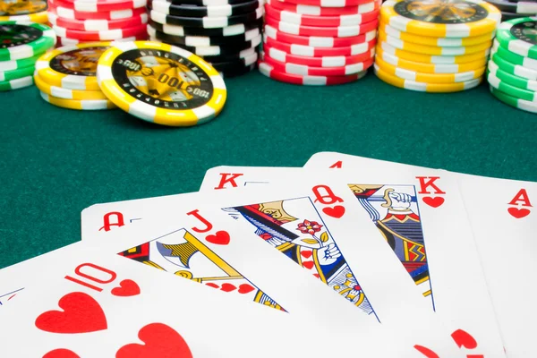 Poker, floş royal ve odaklanmamış kumar fişleri — Stok fotoğraf