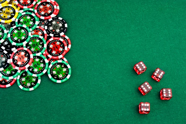 Chips and dice on green — Stock Photo, Image