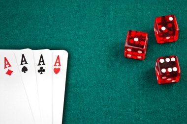 Poker kartları ve yeşil zar