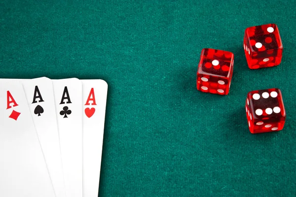 Pokerkaarten en dobbelstenen op groen — Stockfoto