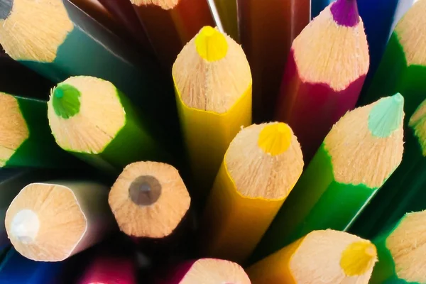 Pezzi di matite colorate — Foto Stock