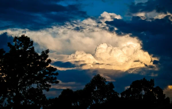 Céu tempestuoso paisagem nublada com nuvens de tempestade silhueta e luz solar — Fotografia de Stock