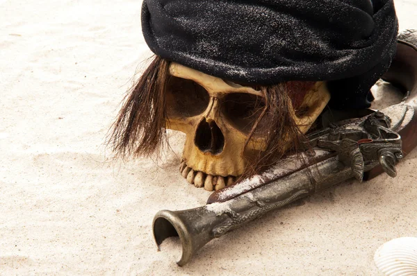 Піратський череп пляж — стокове фото