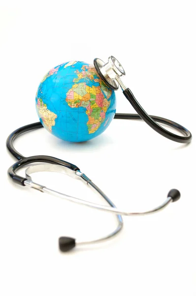 Globe och stetoskop — Stockfoto