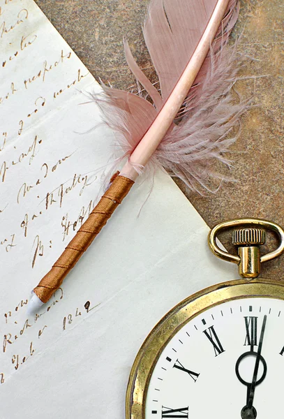 Stary zegar, pióro i list — Zdjęcie stockowe