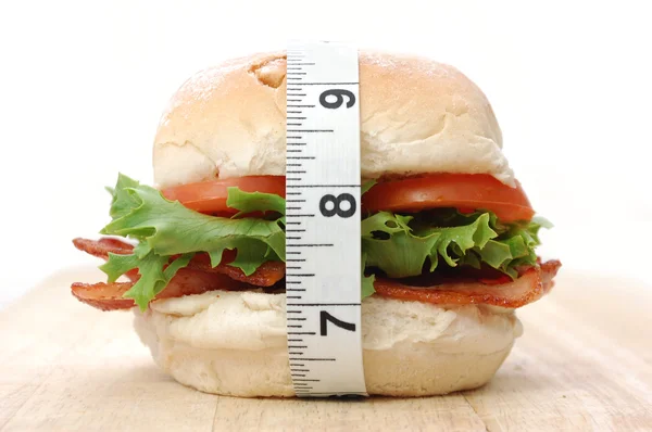 Burger e fita métrica — Fotografia de Stock