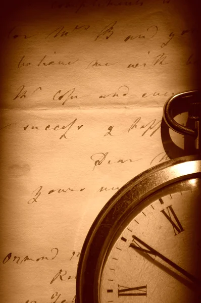 Винтажные часы и старое письмо — стоковое фото