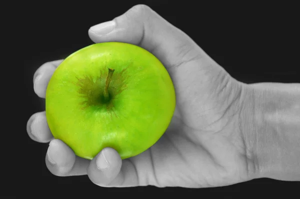 Зеленое яблоко в руке — стоковое фото