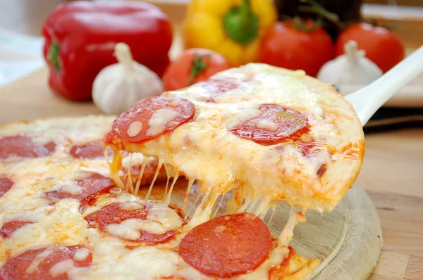 Tirare la pizza — Foto Stock