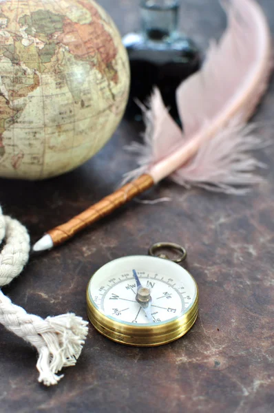 Kompas dan pena bulu — Stok Foto