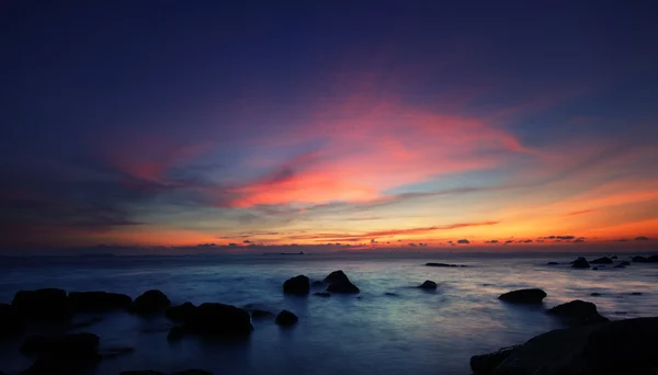 Pôr do sol colorido com oceano — Fotografia de Stock