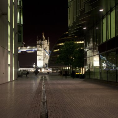 tower bridge ve İlçe binasının görünümü