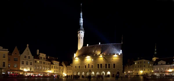 Stadhuis van Tallin vierkante 's nachts, Estland — Stockfoto