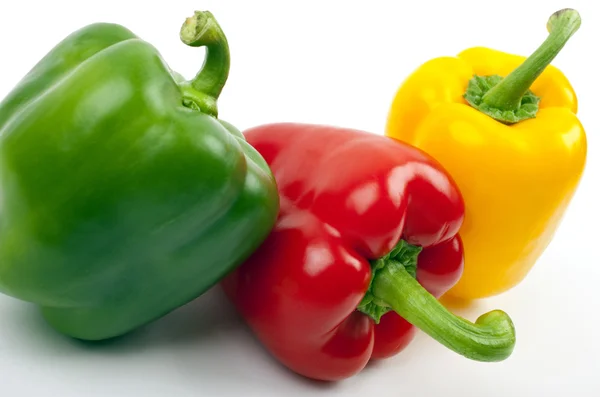 Rote, grüne und gelbe Paprika — Stockfoto