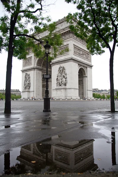 Arc De Triomphe og refleksion - Stock-foto