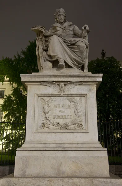 Wilhelm von humboldt socha mimo Humboldtovy univerzity v Berlíně — Stock fotografie