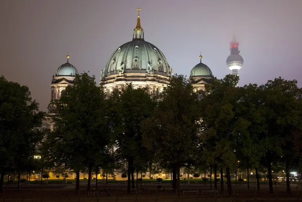 Berliner dom och TV-tornet i berlin — Stockfoto