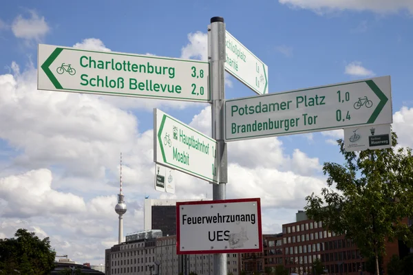 Berliner Sehenswürdigkeiten sind mit dem Fernsehturm in der Innenstadt ausgeschildert. — Stockfoto