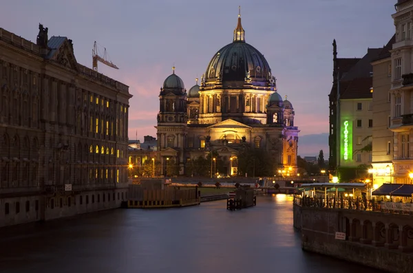 De berliner dom en de rivier de spree - Berlijn — Stockfoto